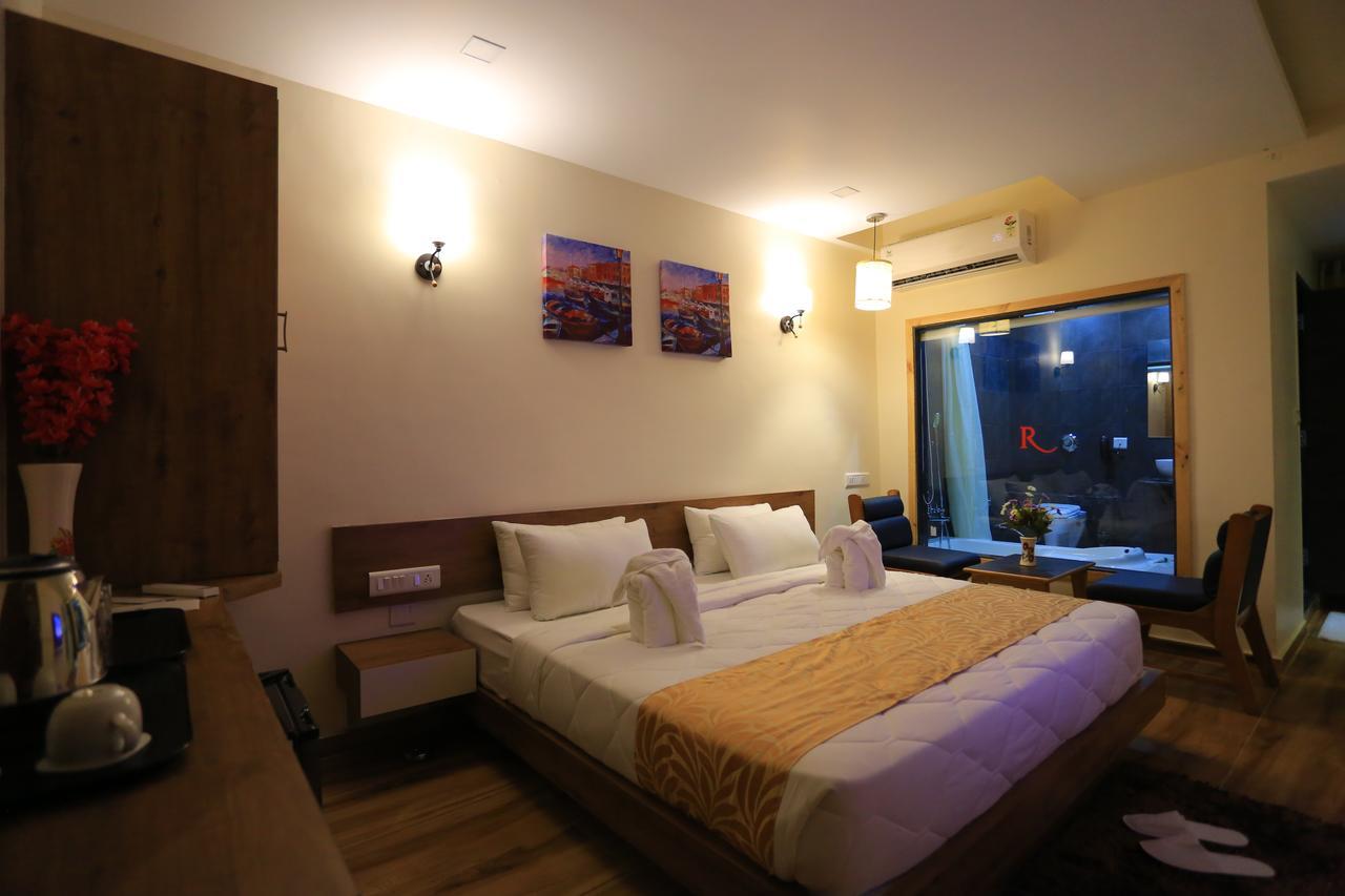 Hotel The Grand Raveta à Pātan Extérieur photo