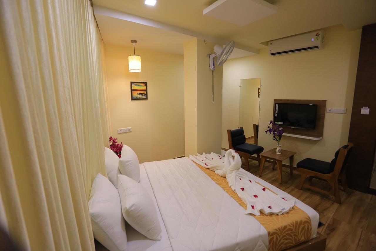 Hotel The Grand Raveta à Pātan Extérieur photo