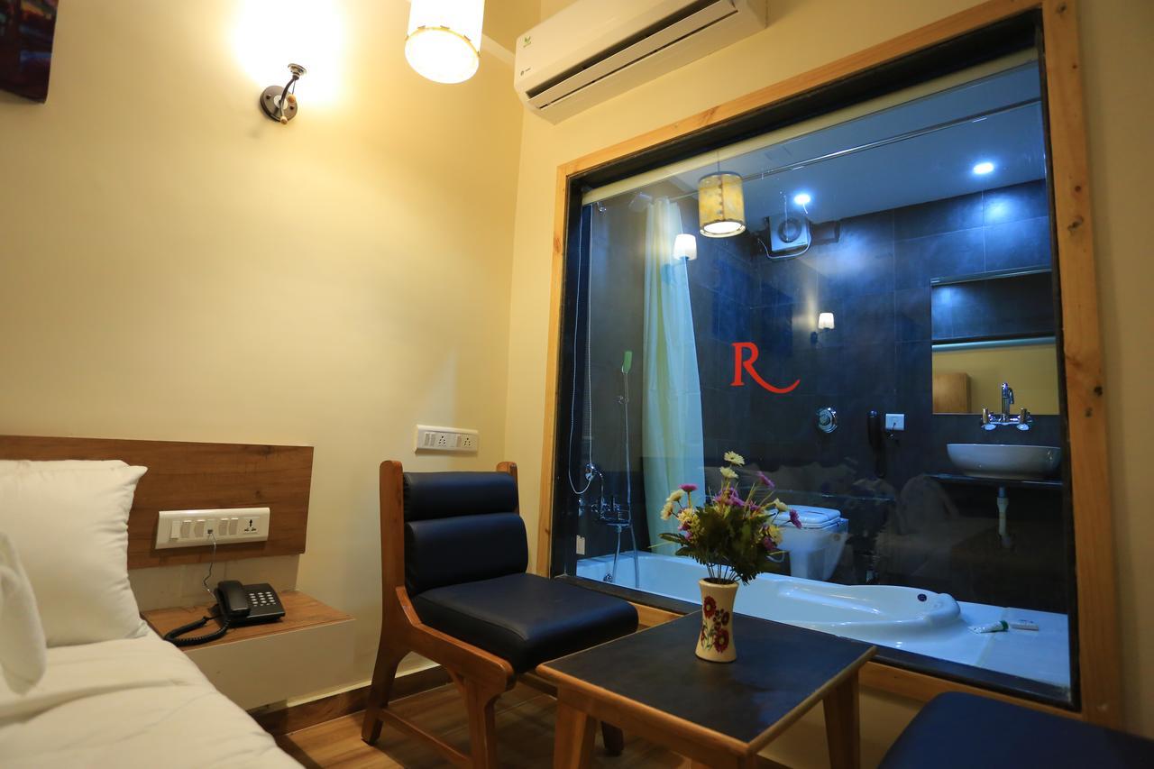 Hotel The Grand Raveta à Pātan Extérieur photo