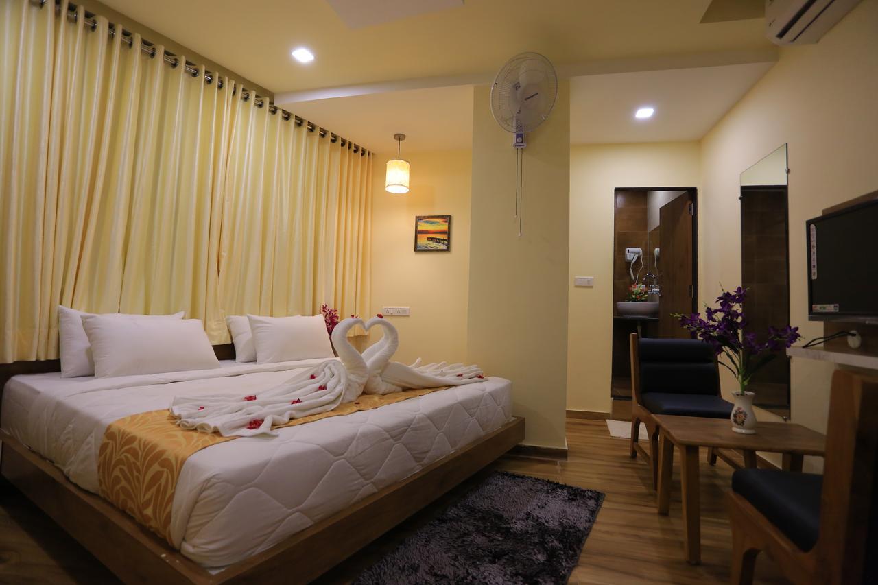 Hotel The Grand Raveta à Pātan Extérieur photo