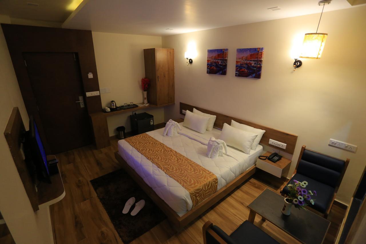 Hotel The Grand Raveta à Pātan Extérieur photo